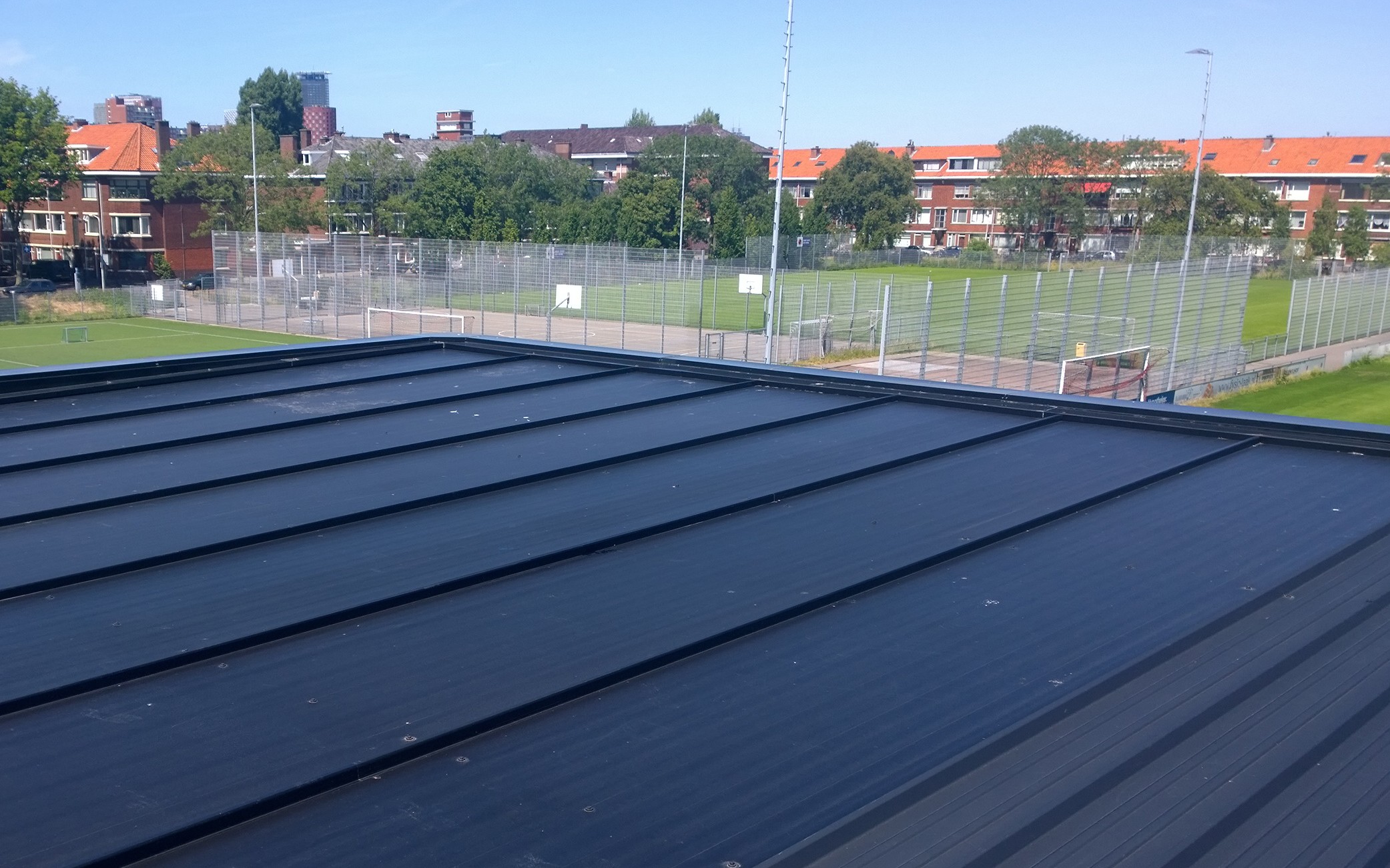 Integratie met dakbedekking voor nieuwbouw Integratie met de dakbedekking voor sportvereniging