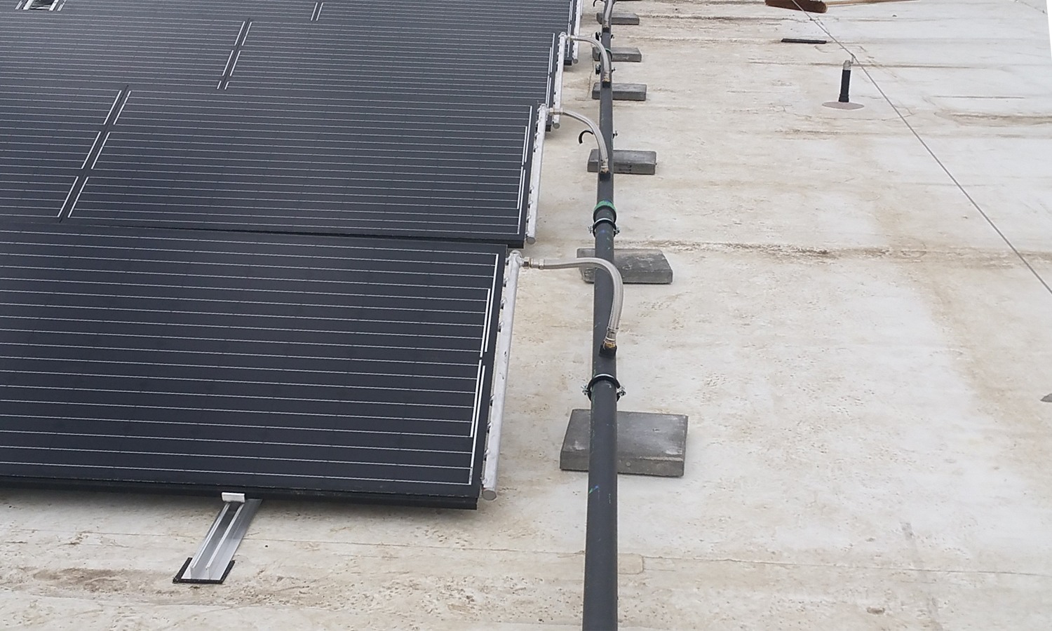 Industrieel complex met PVT panelen